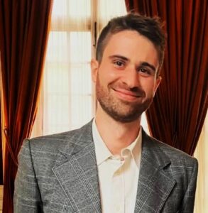 Quentin Ebrard auteur, romancier, bookstagrammer, influenceur littéraire, chronique et journaliste.